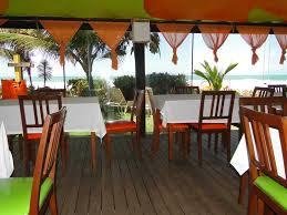 Restaurante em ambiente arejado com vista privilegiada para o mar , muito bom mesmo