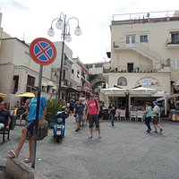 お店前の広場。左に見える黄色いひさしがお店です。