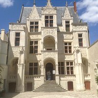The beautiful exterior of l'Hotel Gouin