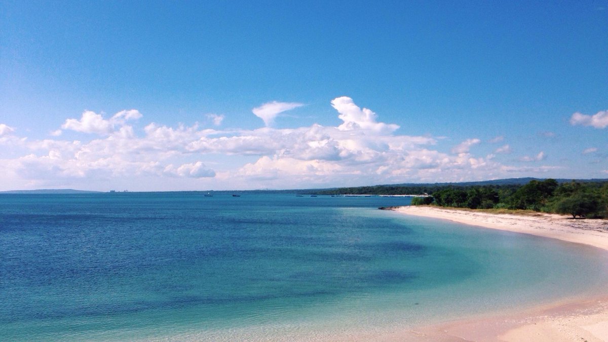 Keindahan Pantai Tablolong: Hamparan Pasir Putih dan Laut Biru Jernih yang Memukau