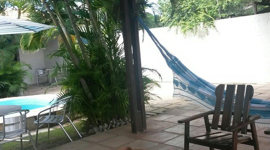 Conforto e natureza na área verde da pousada onde o hóspede descansa e pode elaborar suas refeiç