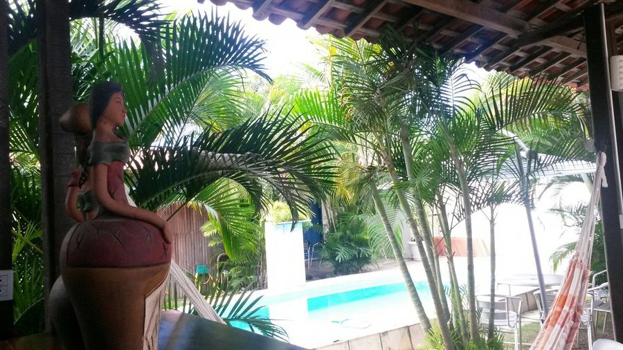 Conforto e natureza na área verde da pousada onde o hóspede descansa e pode elaborar suas refeiç