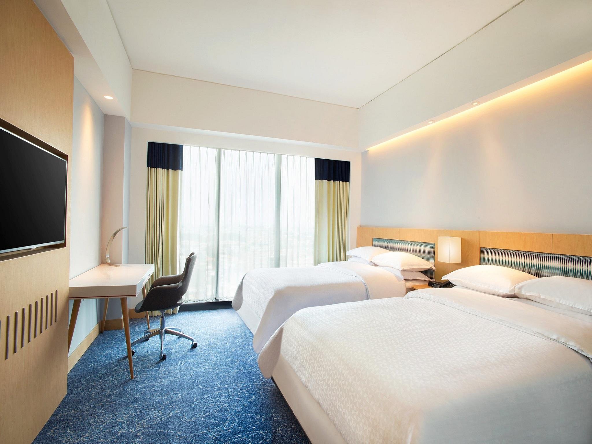 Four Points By Sheraton Surabaya, Tunjungan Plaza Rooms: Pictures ...