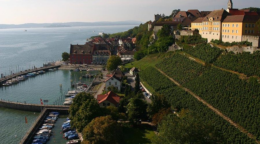 Staatsweingut Meersburg mit der Lage Meersburger Rieschen oberhalb des Meersburger Hafens