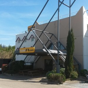 Entrée Principale - Parking sécurisé