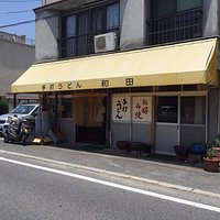お店の外観です。12時代は常連さんでいっぱいです!