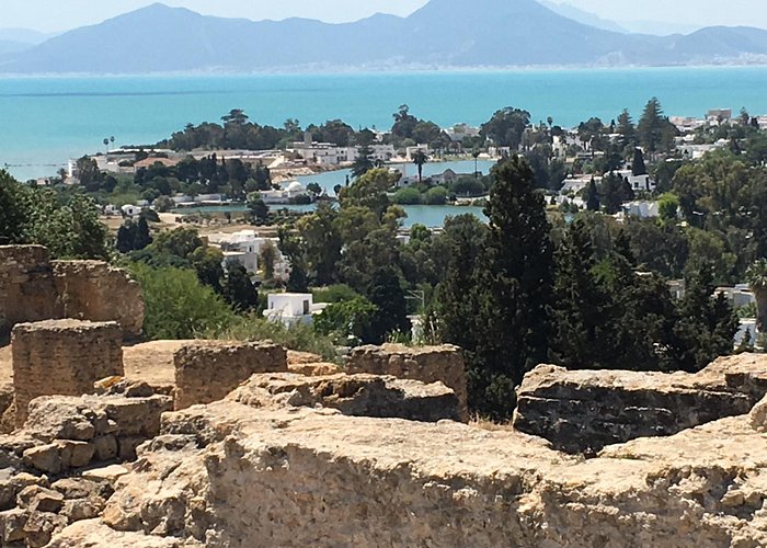 Der punische Rundhafen gesehen von den Ruinen von Karthago
