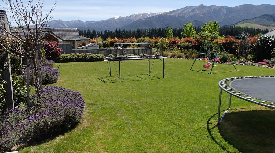Huge backyard & alpine views