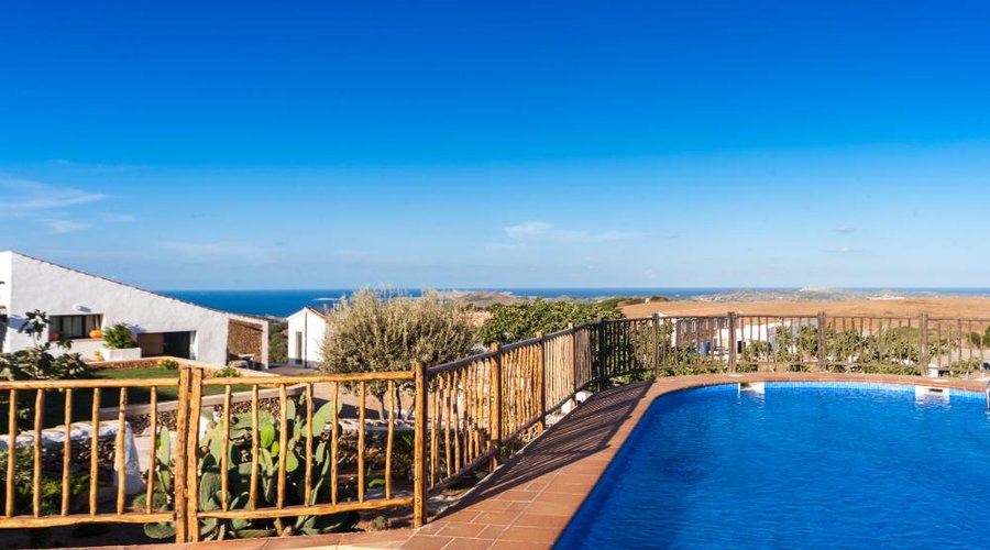 La piscina esta cerca de la zona ajardinada