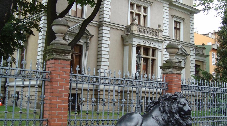 przed willą Caro Lew czuwający autorstwa T. Calide