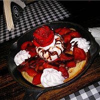 Waffles con chocolate y fresas