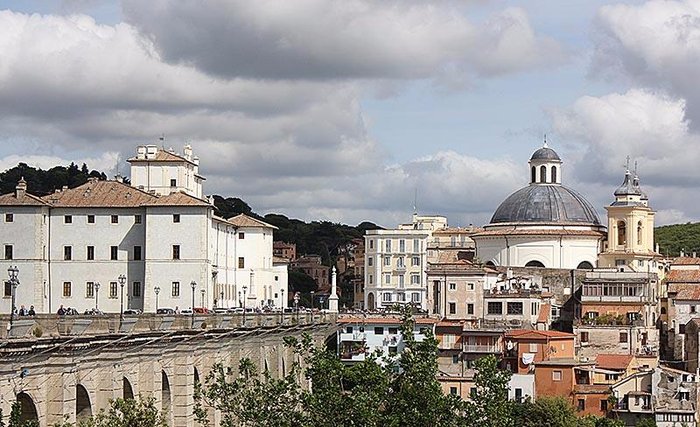 Palazzo Chigi e la chiesa di S. Maria