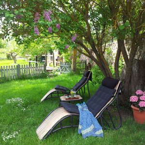 Zona de descanso en el jardín.