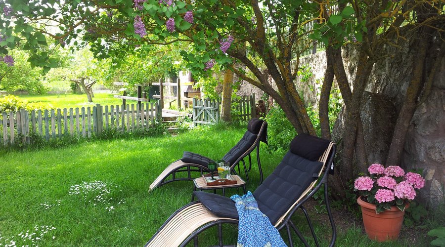 Zona de descanso en el jardín.