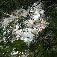 岳王亭的山景和溪谷