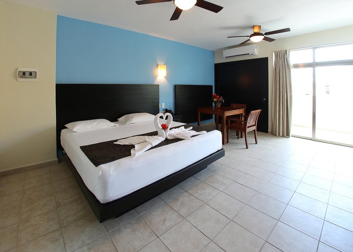 lenzuola e cuscino macchiati del letto appena fatto - Foto di Albergo  Barrio Latino, Playa del Carmen - Tripadvisor