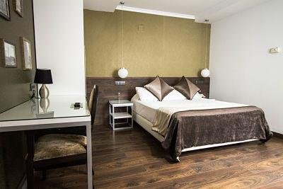 ROOM/ CHAMBRE/ HABITACIÓN