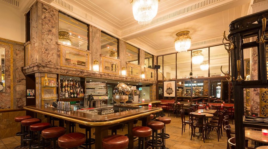 El café Odeón, en Suiza