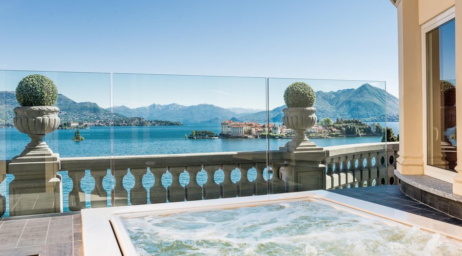 Jacuzzi La Borromea suite lake view