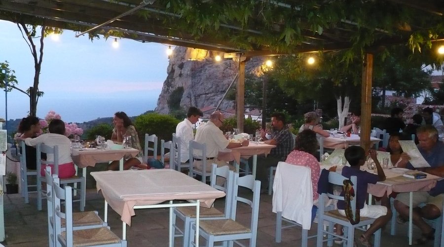 Το 1900 σας προσκαλεί σε μια γευστική εμπειρία με θέα το Θρακικό πέλαγος.