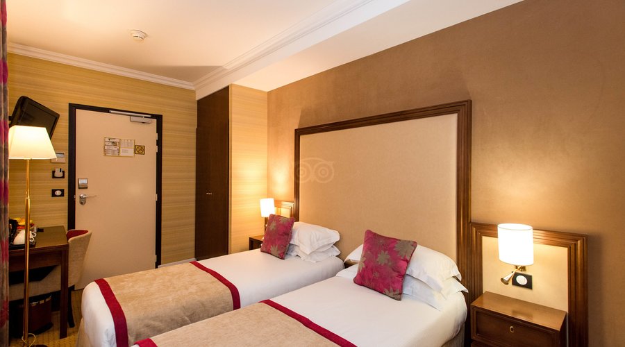 The Twin Room at the Hotel Saint-Honore