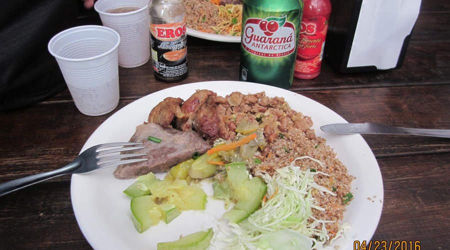 detalle de uno de los platos con el infaltable frejol. Se acompaña muy bien con una guaraná