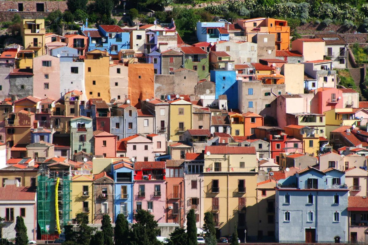 Cidade italiana Bosa encanta pela riqueza histórica e pelo