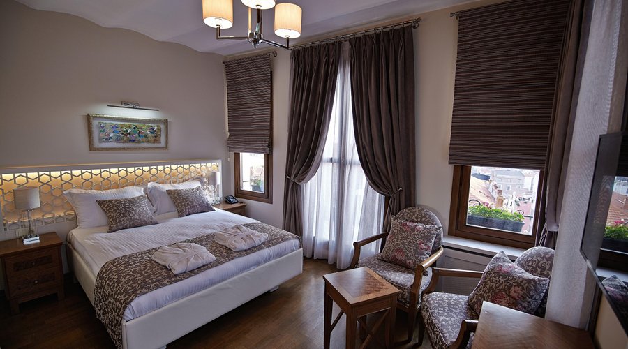 room features seating area