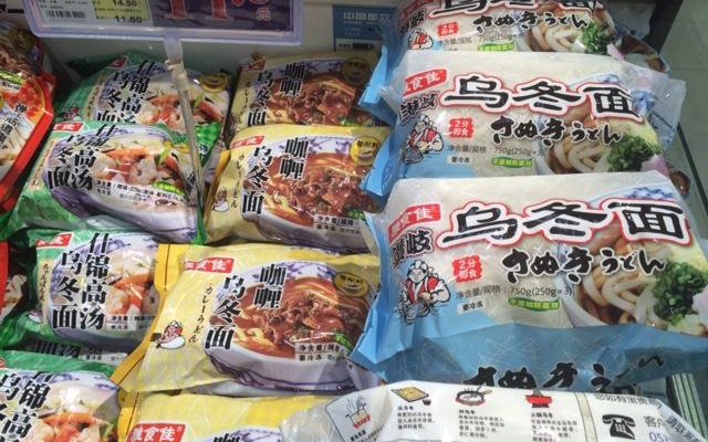 店内商品に日本語も多いです