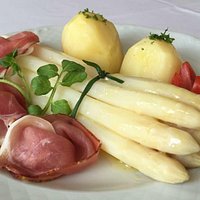 Frischer deutscher Spargel - bei UNS immer ein Genuss !