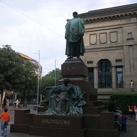Das Bismarckdenkmal vor dem Haus der Jugend