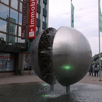 Die Brunnenkugel dem Immobiliencenter der Sparkasse