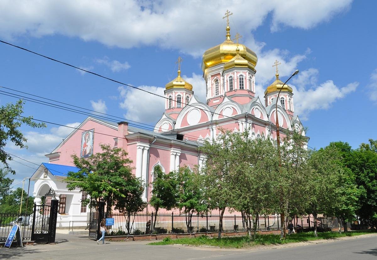 Храм смоленской иконы божьей матери. Храм Смоленской Божьей матери город Орел. Храм Смоленской иконы Орел. Храм на Нормандии Неман в Орле. Храм Орловской области Смоленской иконы Божией матери.