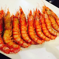 Vieiras en aceite y gamba roja