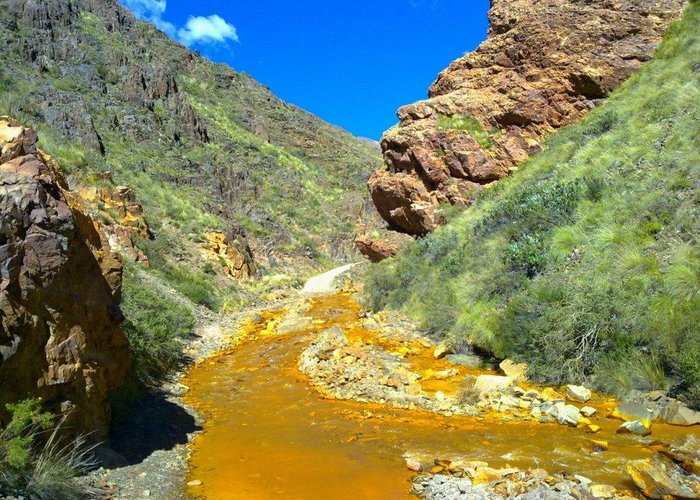 camino a la mejicana, se transita por este rio amarillo