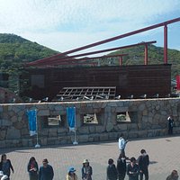 屋根の上に赤いツノ?