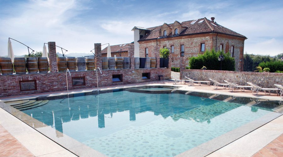 Esterno Piscina Hotel Le Botti Guarene Langhe Piemonte