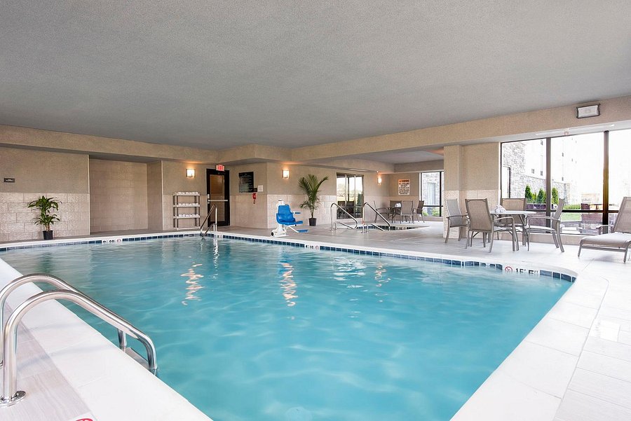 Hampton Inn & Suites Michigan City Pool Pictures & Reviews
