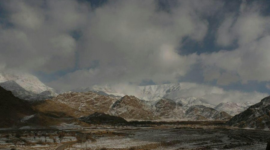The mountain reaches up to about 4000 meters and in winter is covered with snow. It has beautifu