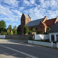 Billede af kirken, P-plads foran kirken