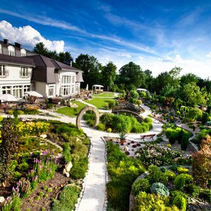 Rezydencja Luxury Hotel in Piekary Slaskie, image may contain: Villa, Housing, Grass, Hotel
