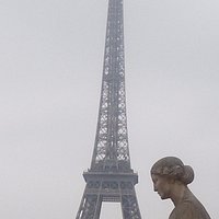 Vue du grand escalier menant au palais de Chaillot