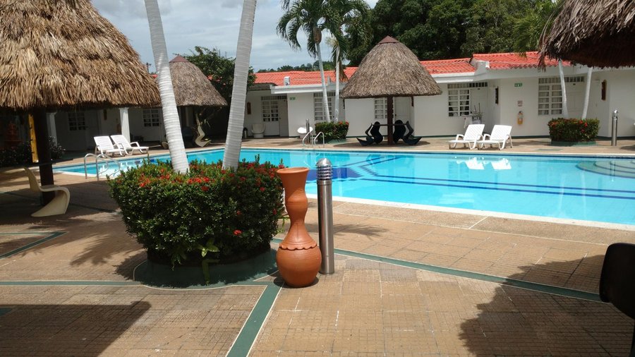 Vista de la piscina desde la puerta de la habitación 245