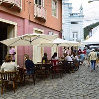 rua de lazer e turistas durante o FESTIVAL de JAZZ E BOSSA