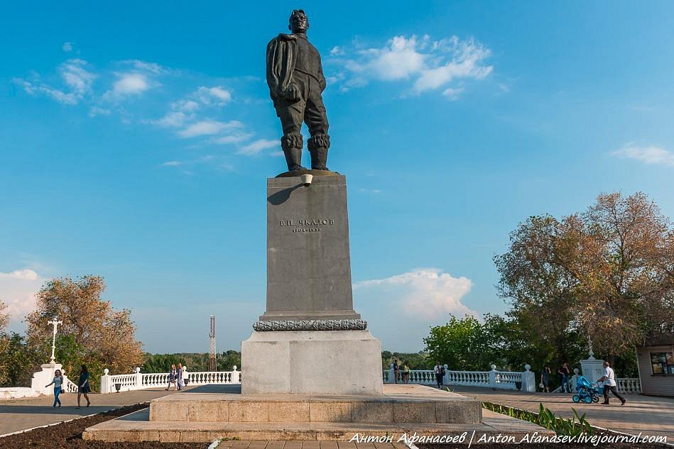 Оренбургский памятники. Памятник Чкалову в Оренбурге. Памятник Чкалову Оренбург на Советской. Памятник Валерию Чкалову в Оренбурге. Город Оренбург памятники на Чкалова.