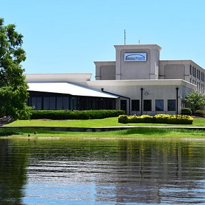 Bridgepointe Hotel and Marina in New Bern, image may contain: Pond, Waterfront, Grass, Office Building