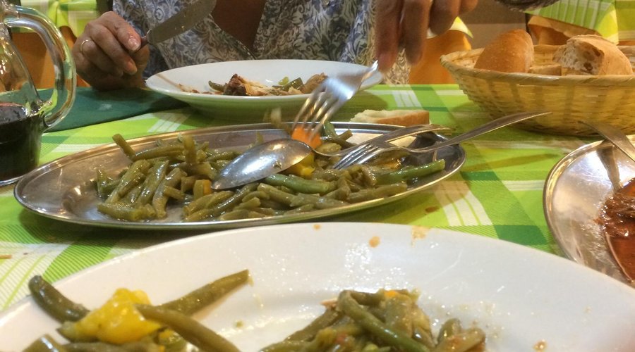 Prima Op zijn Italiaans. Dit is echt een lokale plek om tussen de Italianen te eten. Beetje goed