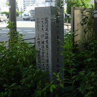 碑の横・裏面