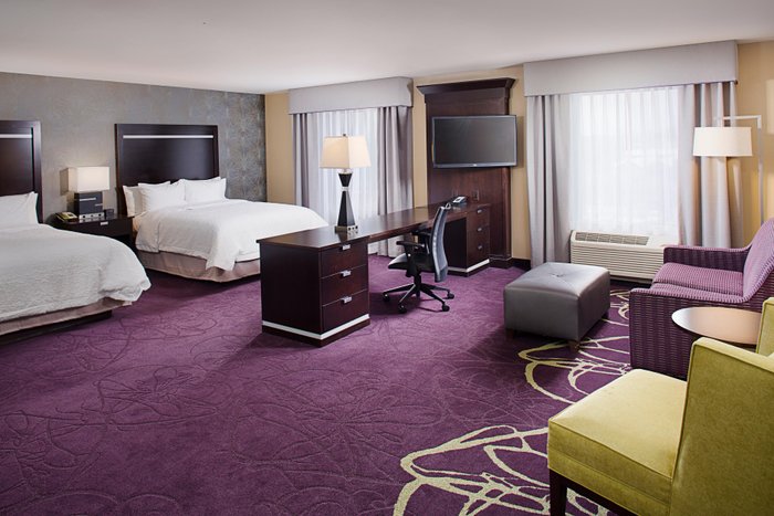 Hampton Inn & Suites Lansing - hotel rooms