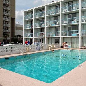 Enjoy our oceanfront pool !
